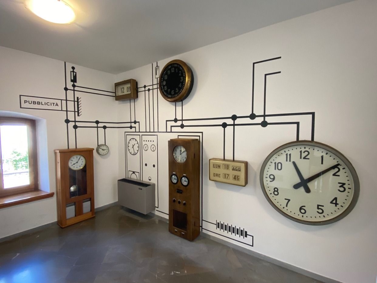 Esempio di impianto centralizzato di orologeria, con orologio pilota e orologi ricevitori. Situato all’interno del Museo dell’Orologeria di Pesariis